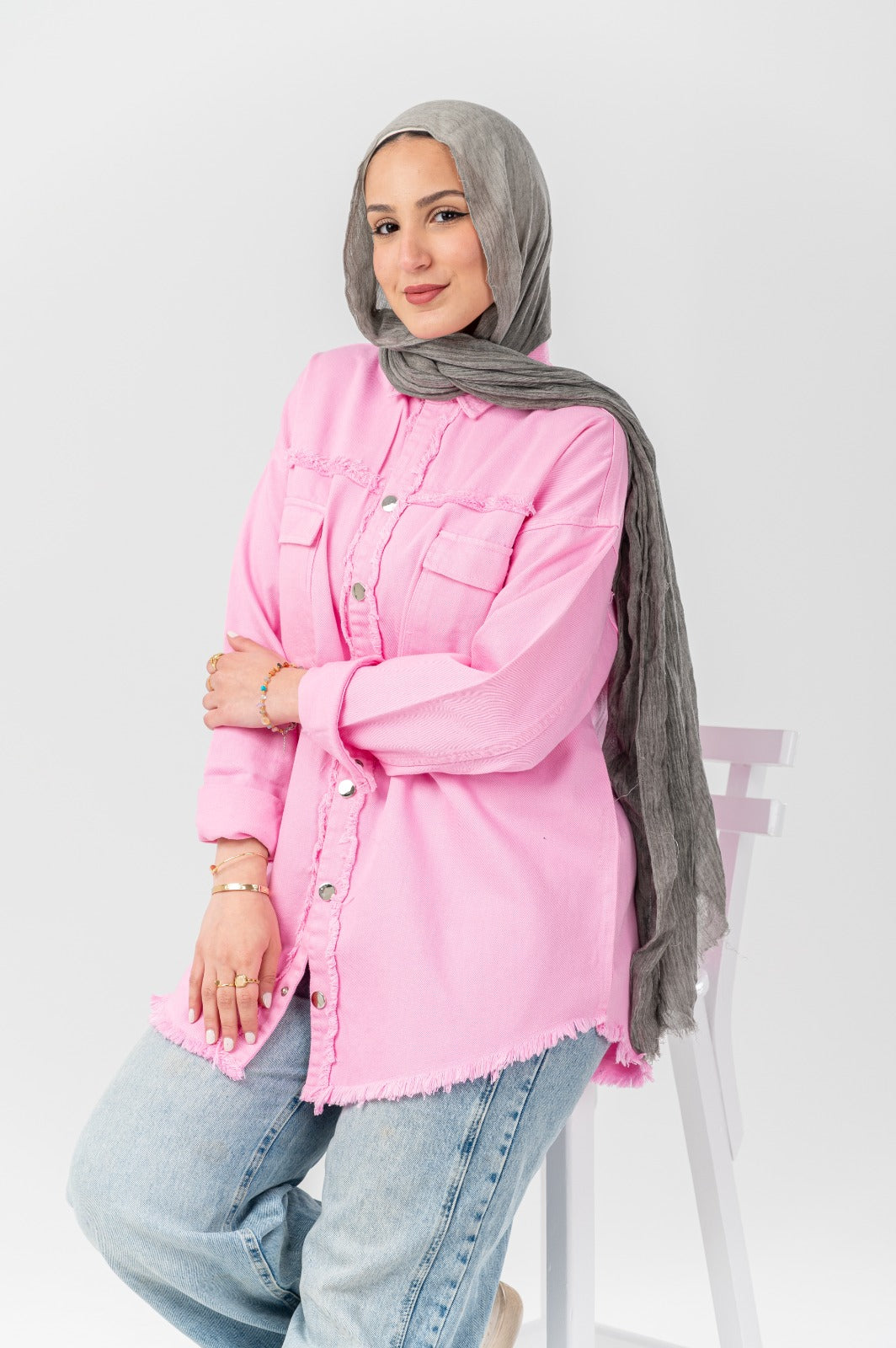 جاكيت جينز من أكيرا للملابس الخارجية يعرض تصميم كلاسيكي بألوان زاهية وقصّة مريحة.
