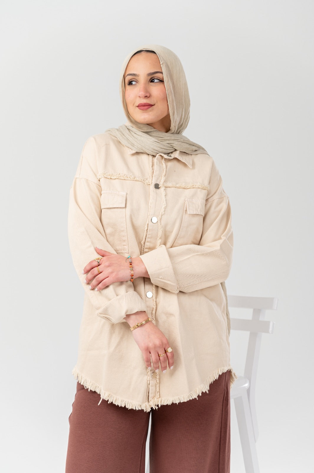 جاكيت جينز من أكيرا للملابس الخارجية يظهر تصميم أنيق وقصّة مريحة مع أزرار وجيوب أمامية.