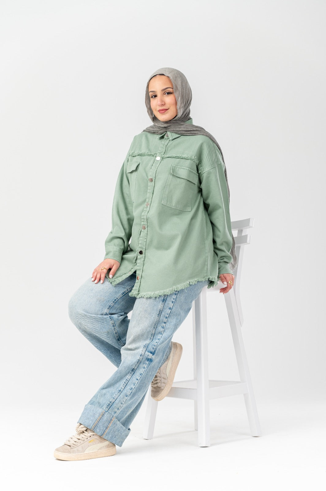 جاكيت جينز من أكيرا للملابس الخارجية، يظهر تصميم أنيق وقصّة مريحة مع أزرار جيوب وتفاصيل جلدية.