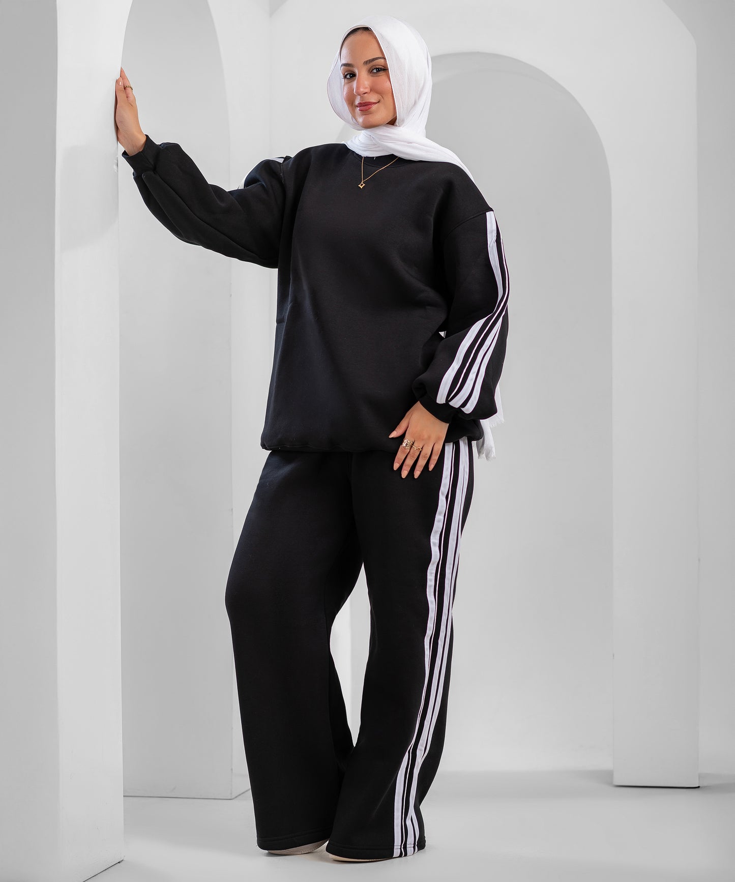 طقم ستراب ميلتون من أكيرا لملابس خارجية مصنوع من القماش الثقيل مع تصميم أنيق وألوان متناسقة.