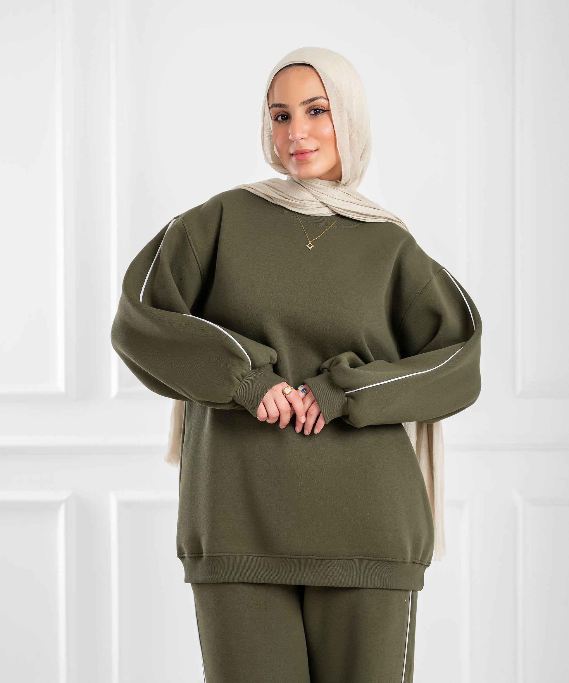 طقم خارجي واسع من أكيرا، ملابس خارجية أنيقة ومريحة، يعرض التصميم الفضفاض والنسيج عالي الجودة