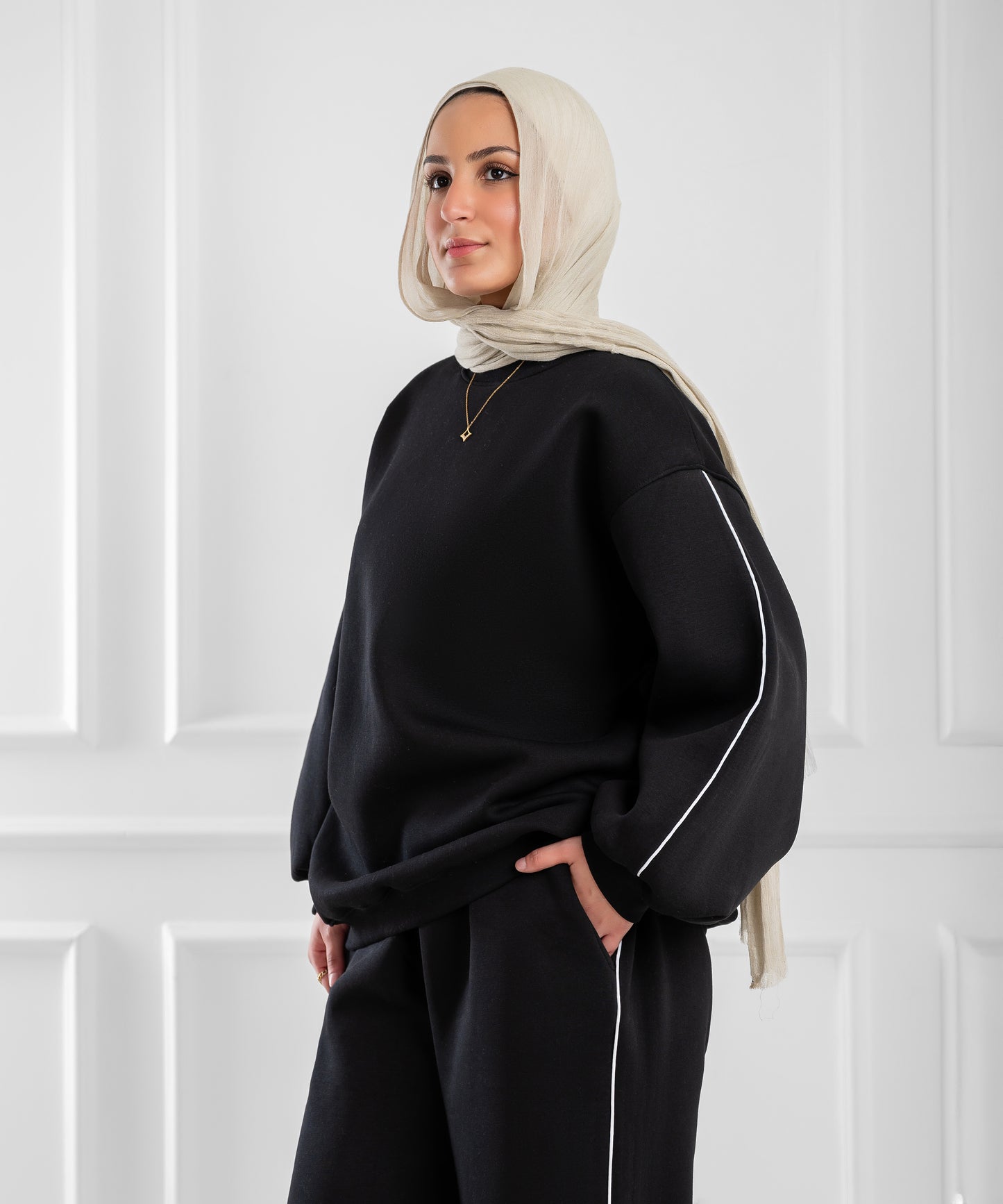 طقم خارجي واسع من أكيرا، سترة أو معطف بأسلوب كبي، يظهر في الصورة بأسلوب مريح وأنيق.