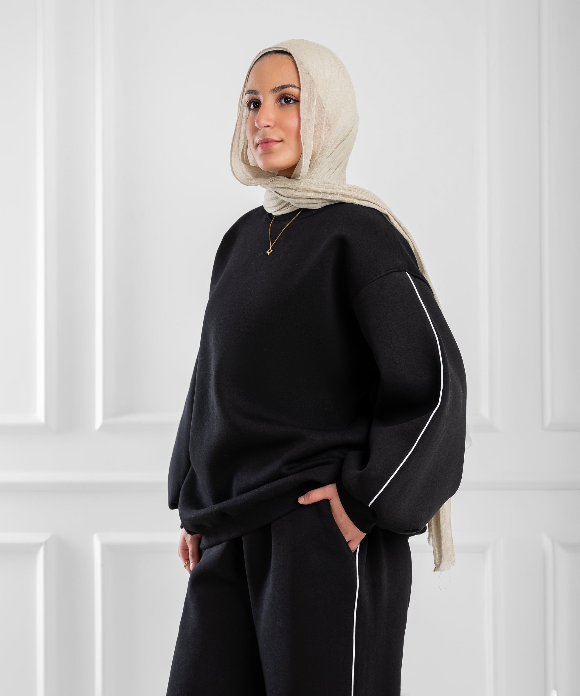 طقم خارجي واسع من أكيرا، سترة أو معطف بأسلوب كبي، يظهر في الصورة بأسلوب مريح وأنيق.