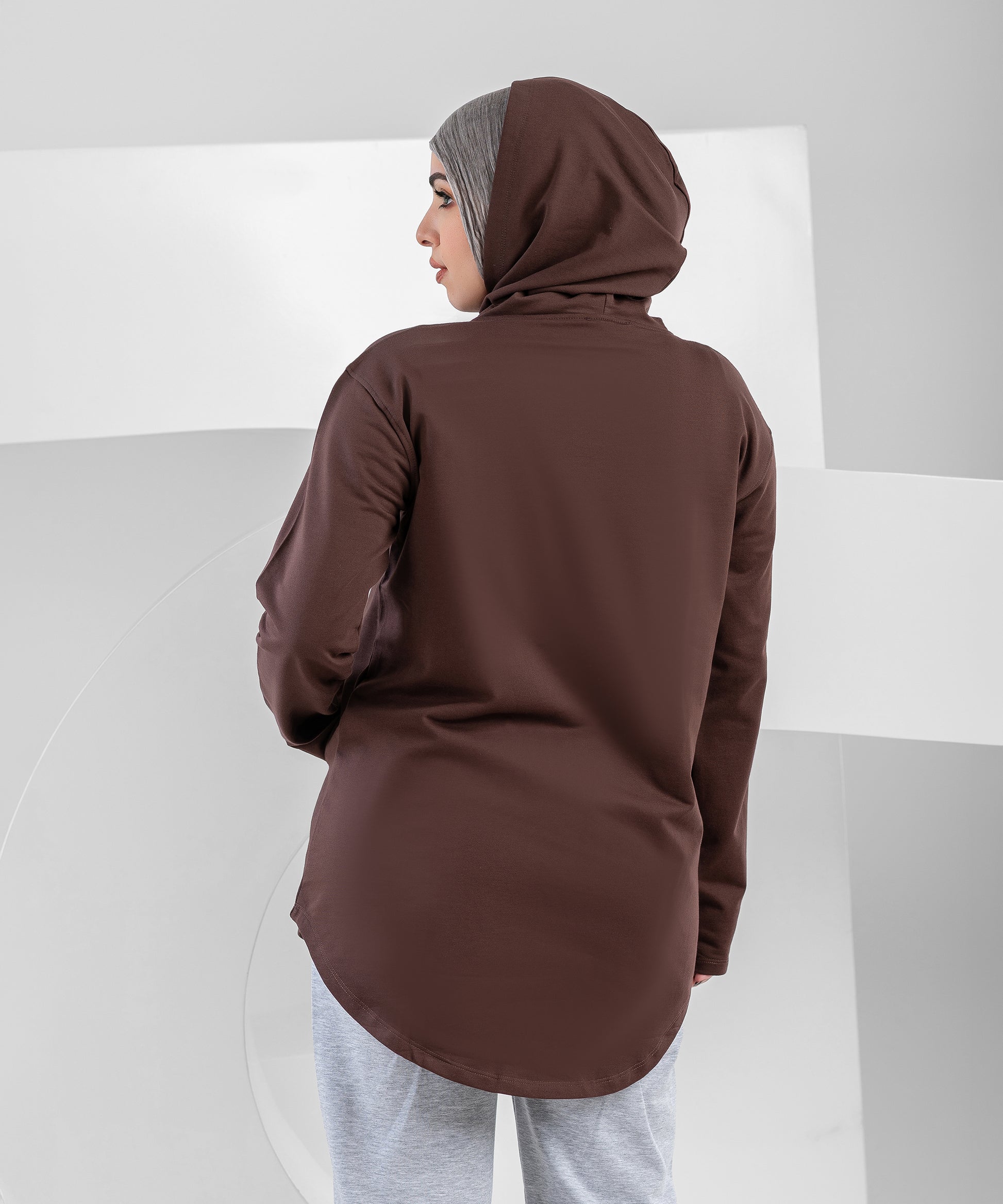 هودي صيفي من أكيورا من قماش ميلتون الخارجي مع تصميم مريح وعصري، يظهر في الصورة على شكل أمامي.