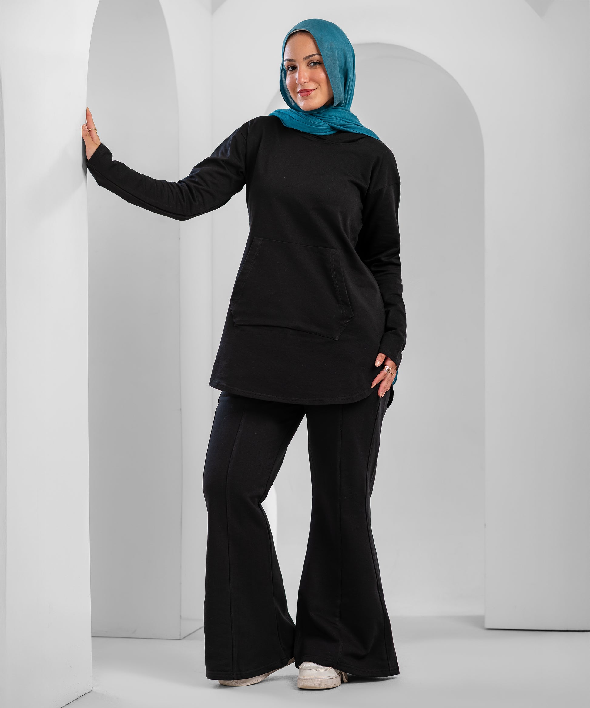 هودي صيفي من ميلتون من ماركة أكيرا يُظهر تصميم خارجي أنيق ومريح مع ألوان زاهية على خلفية واضحة