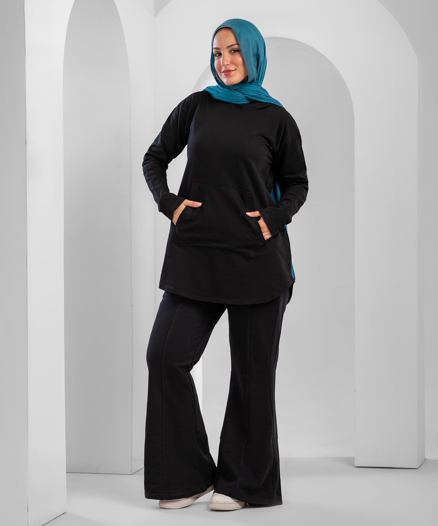 هودي صيفي من ميلتون من علامة أكيرا يظهر تصميم أنيق وفضفاض بلون فاتح مع سحاب أمامي وقصة مريحة.