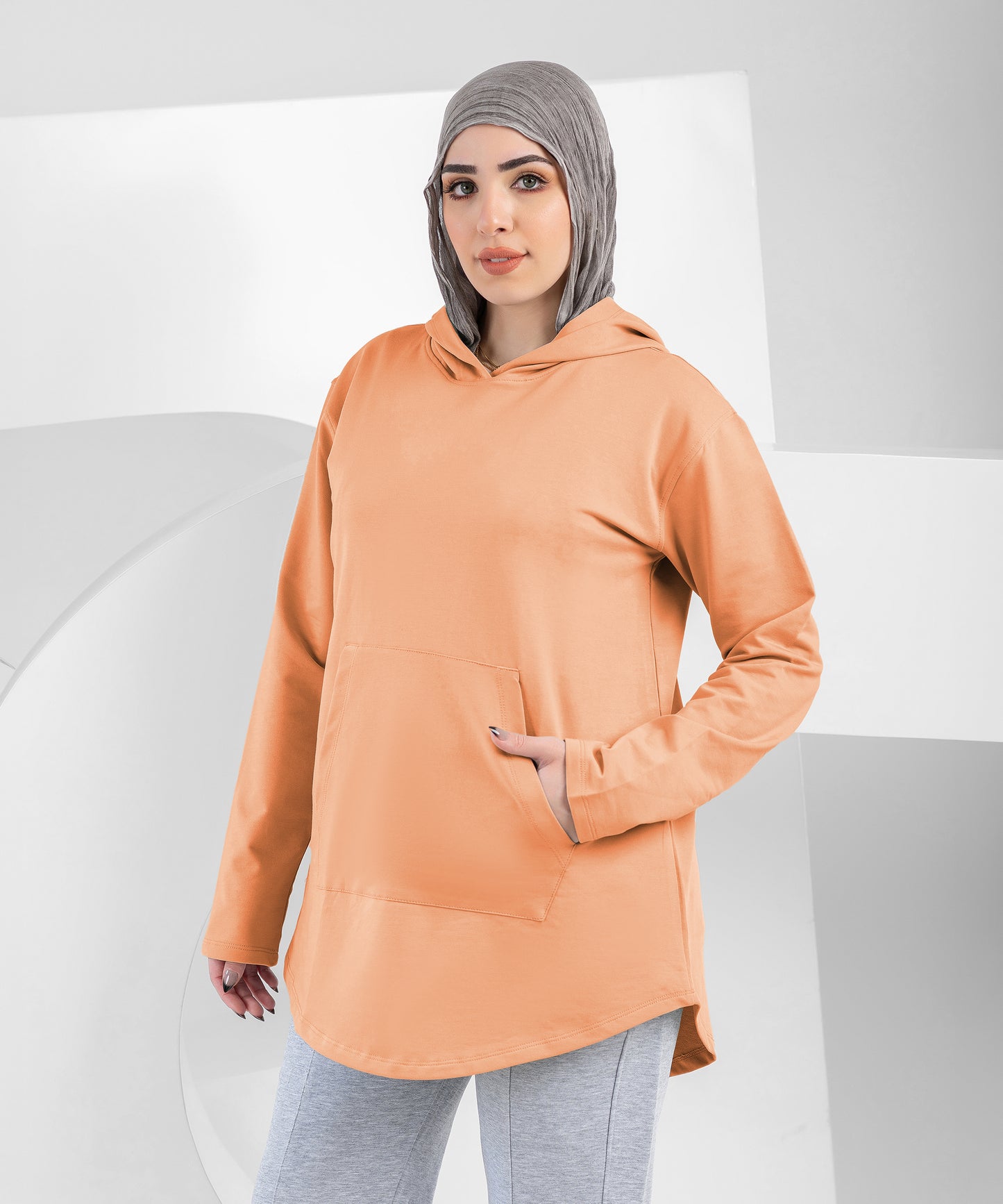 هودي صيفي من ميلتون من علامة أكيرا، يظهر في الصورة بألوان وتصميم مريح وخفيف للملابس الخارجية.