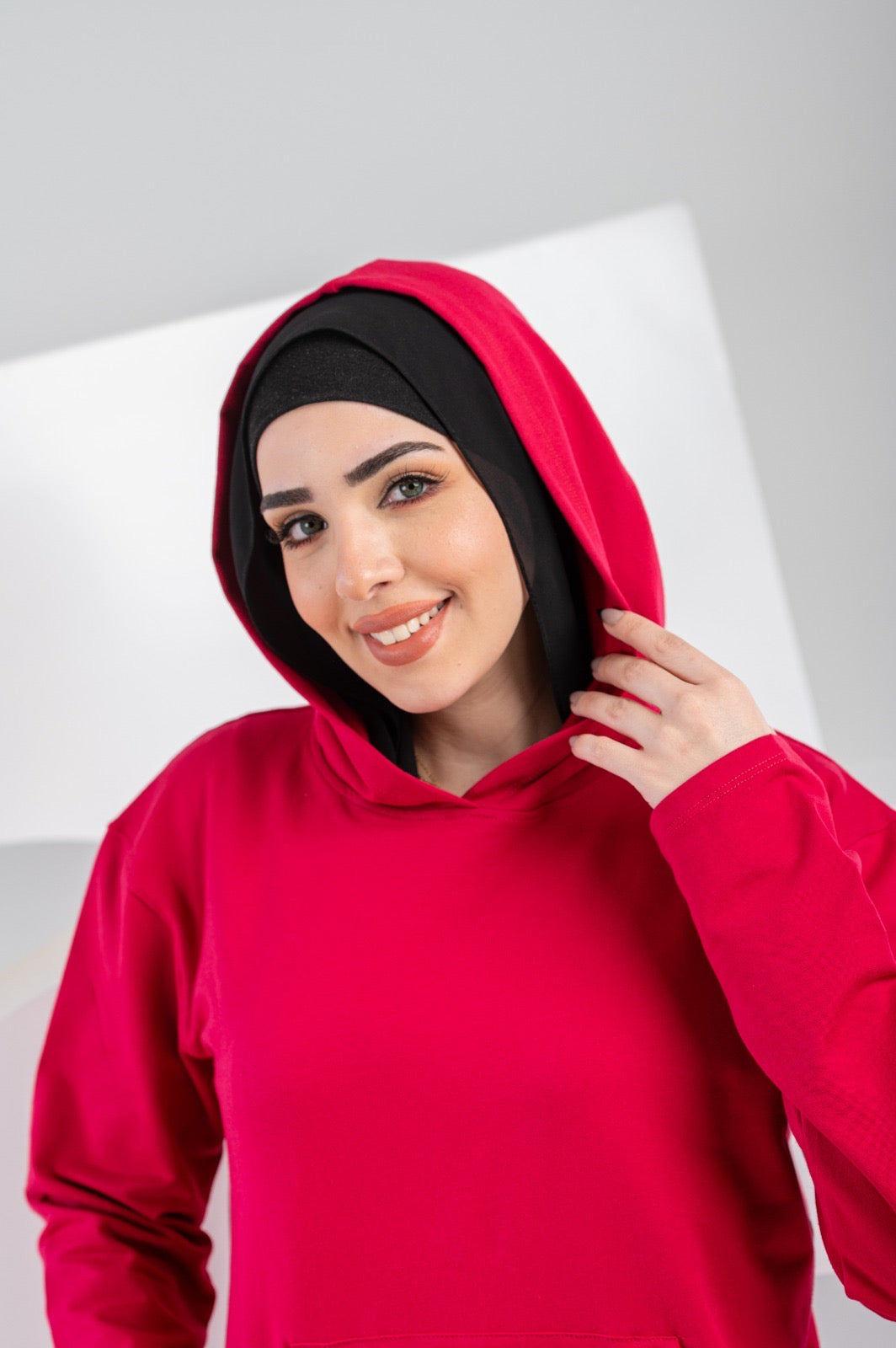 هودي صيفي من أكيرا، ملون وخفيف من ملابس الخروج، مصنوع من ميلتون، يظهر بوضوح تصميمه وملمسه.