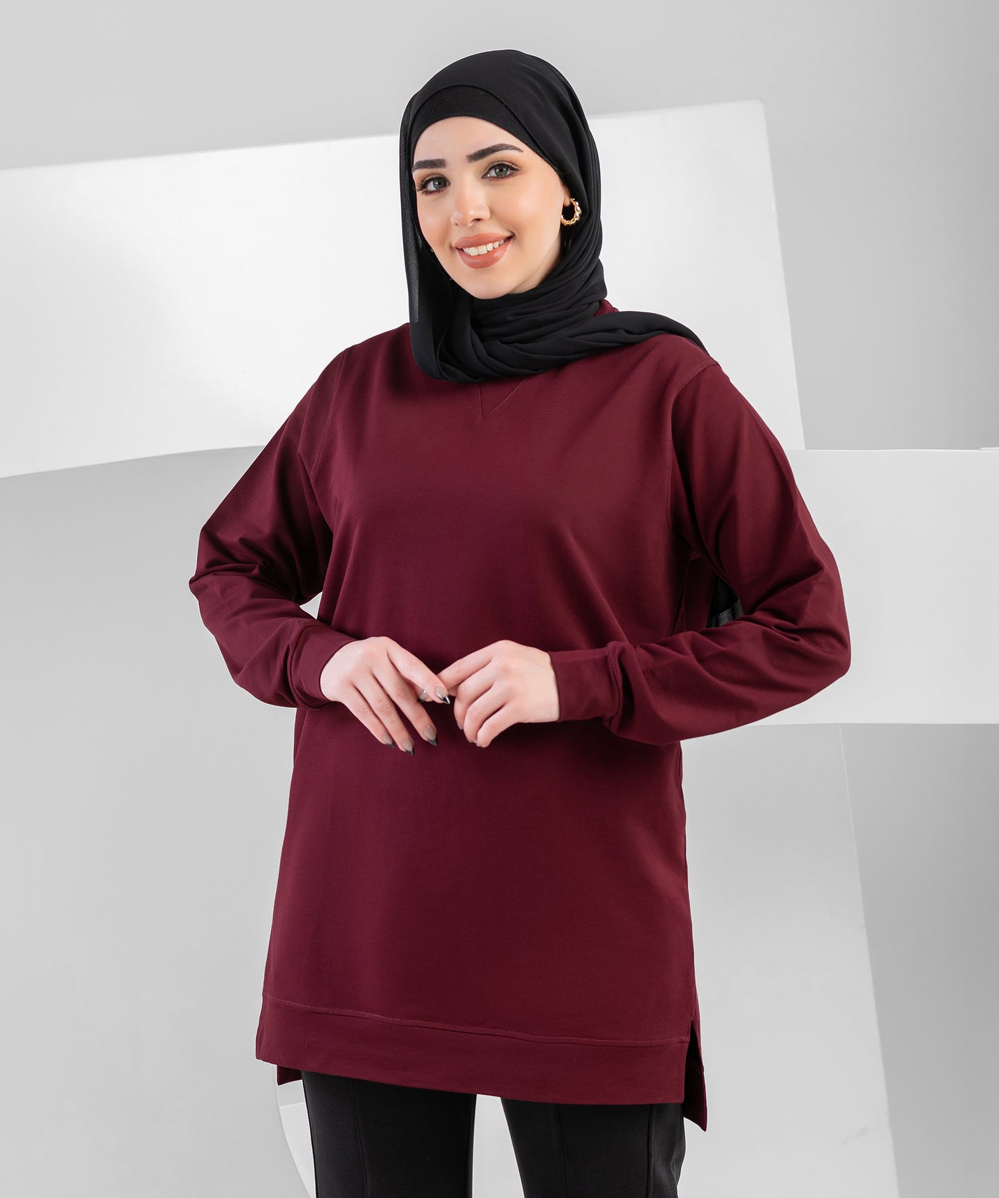 تيشيرت أسود طويل من أكيرا للرجال، ملابس خارجية بأسلوب بسيط وأنيق، يظهر على عارضة أزياء.