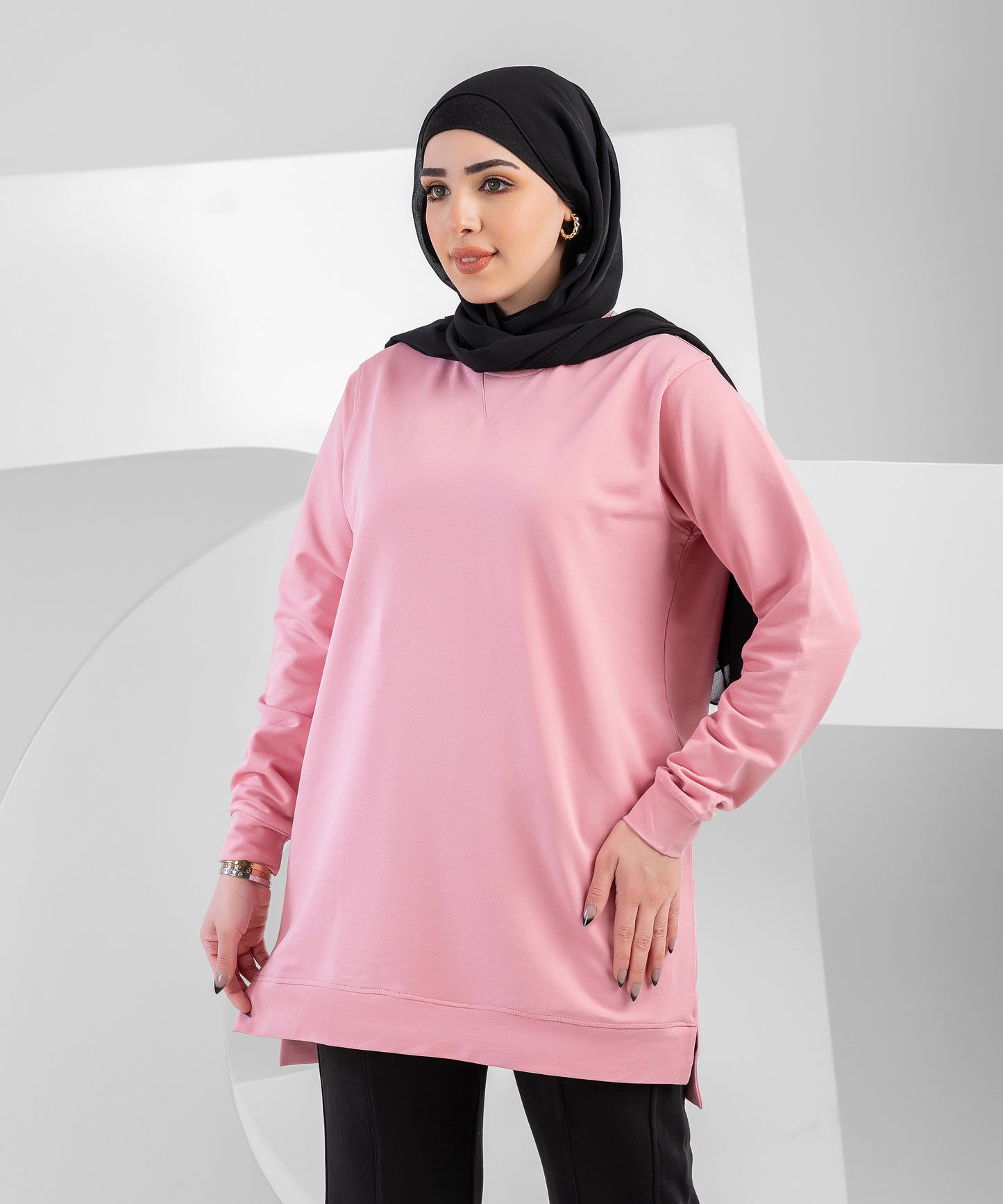 تيشيرت أسود طويل من أكيرا للملابس الخارجية، يظهر تصميم بسيط ومريح مع أكمام طويلة وقصة عادية.