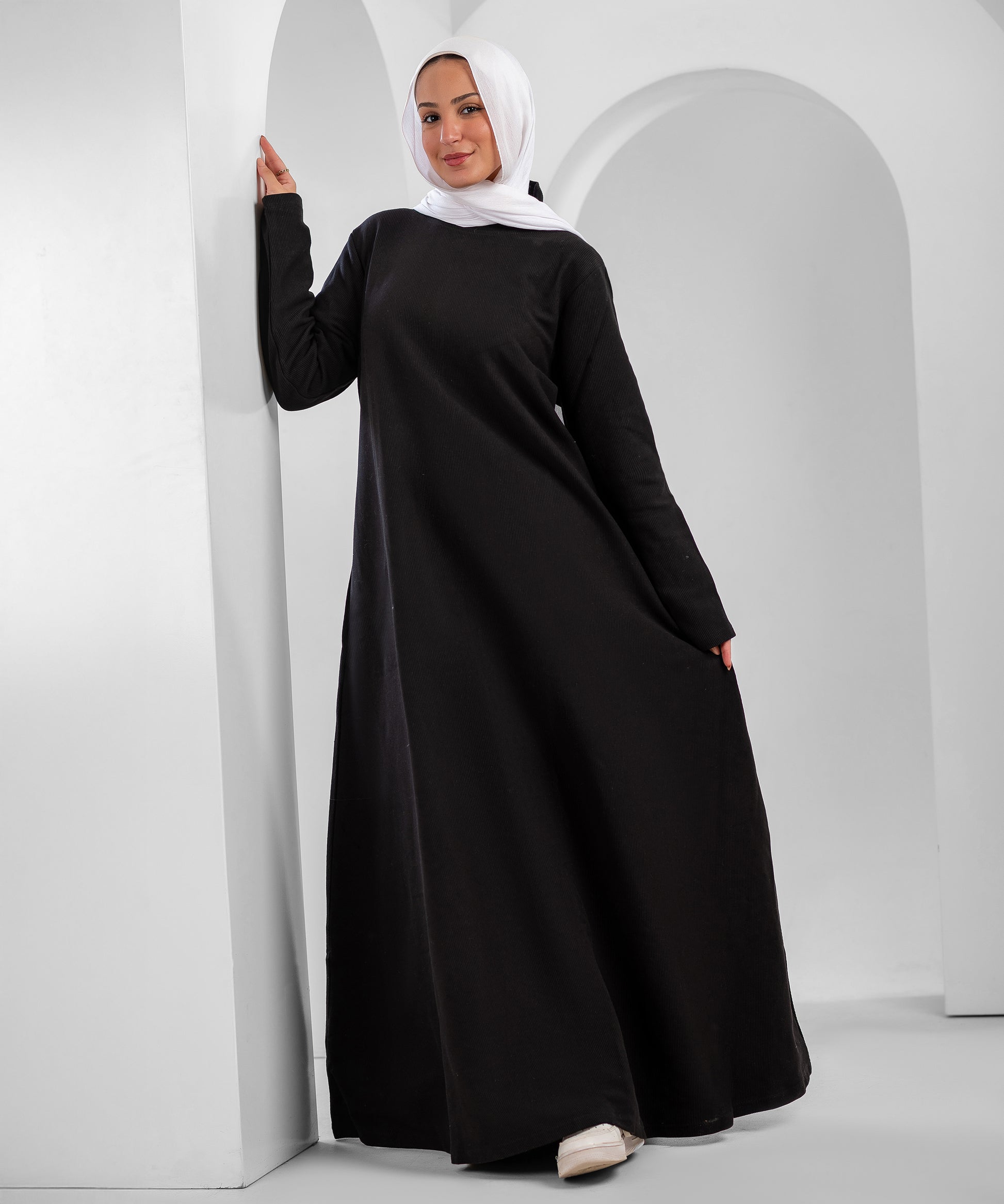 حقيبة يد أنيقة من أكيرا بلون أسود مع مقبض معدني وتصميم أنيق، مثالية للمناسبات الرسمية والاحتفالات.