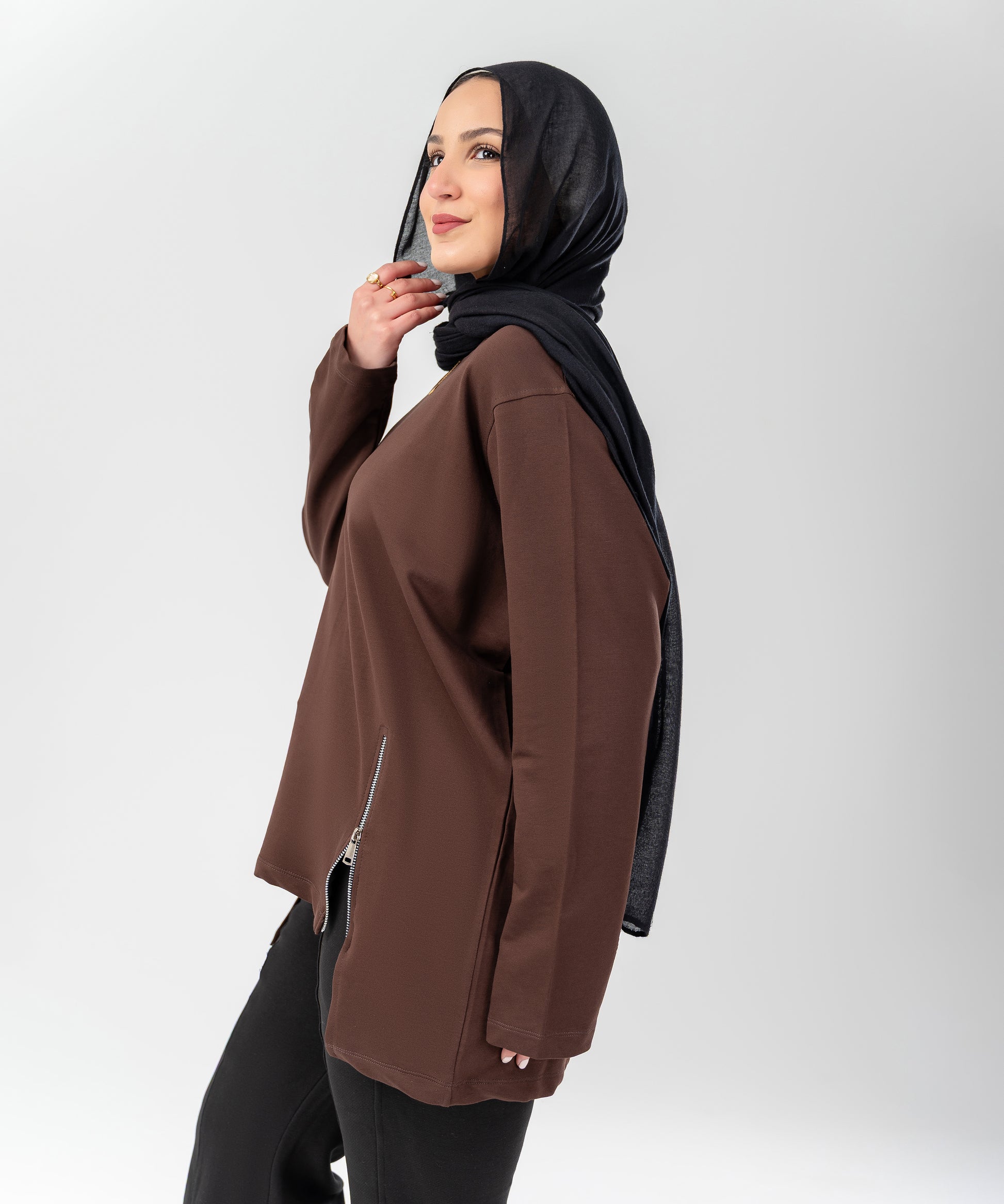 قميص بفتحة بسحاب من ماركة My Store 5، يظهر تصميم أنيق وجذاب بلون داكن مع تفاصيل الفتحة الأمامية