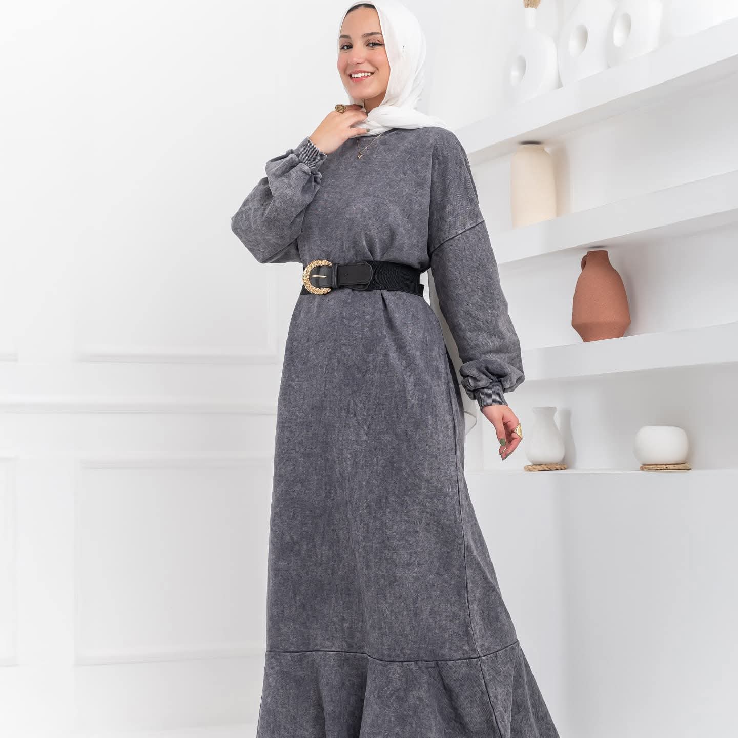 فستان أنيق من ماركة ماي ستور 5 مع تصميم حديث وألوان زاهية معروض في الصورة بشكل واضح